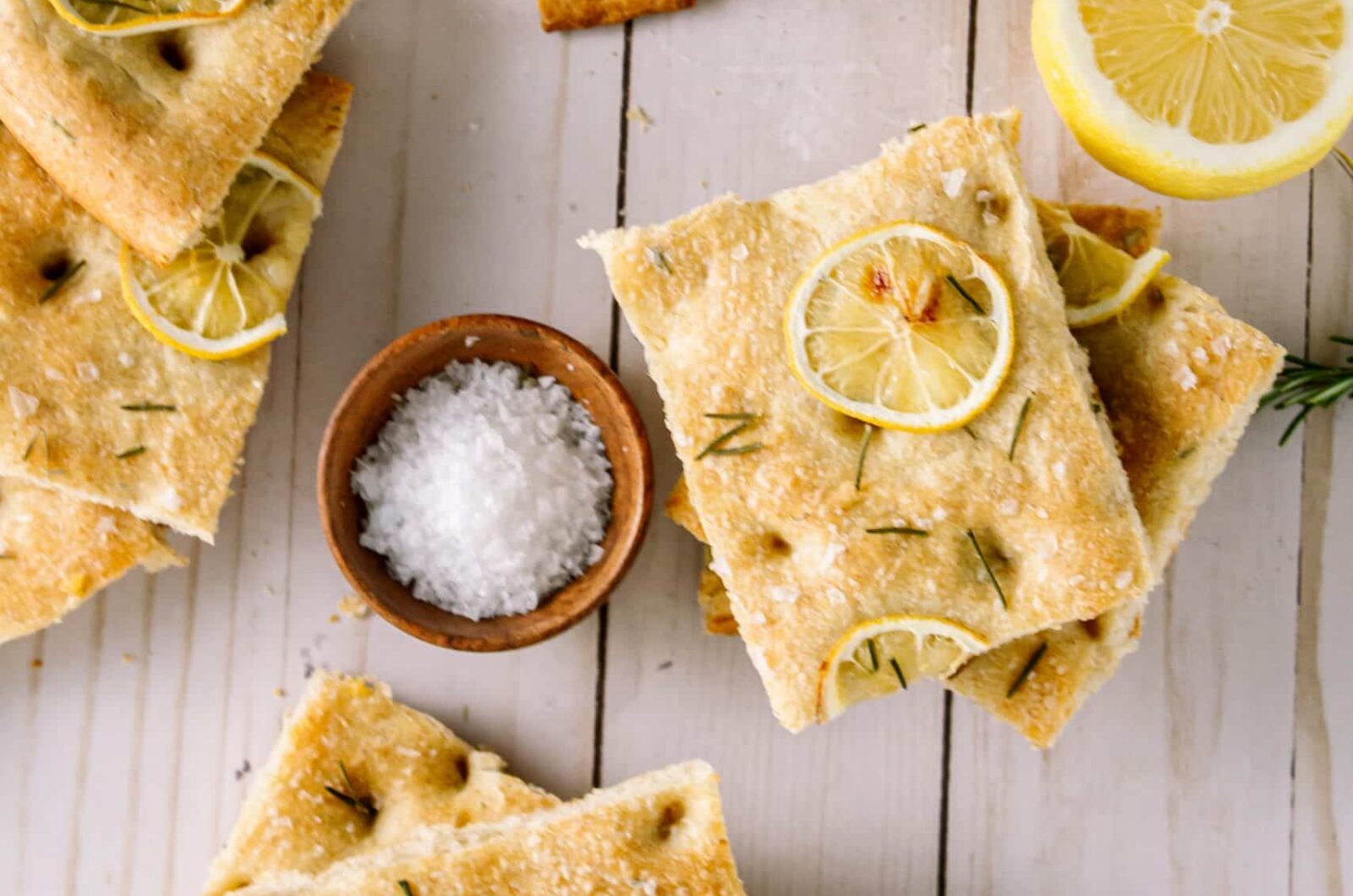 Focaccia met knoflook en tijm – luchtig brood met een krokante bodem