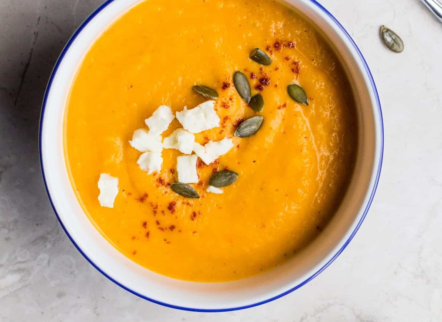 Miso pompoensoep met een salsa van rozemarijn