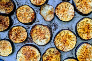Gegrilde aubergine met yoghurt en granaatappel
