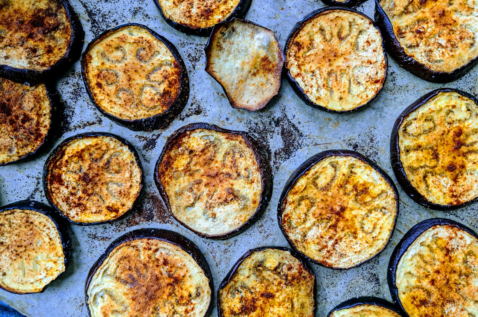 Gegrilde aubergine met yoghurt en granaatappel