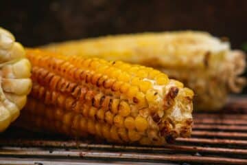 Gegrilde maiskolven met chipotle-limoenboter