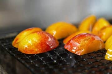 Gegrilde perziken met burrata en basilicum