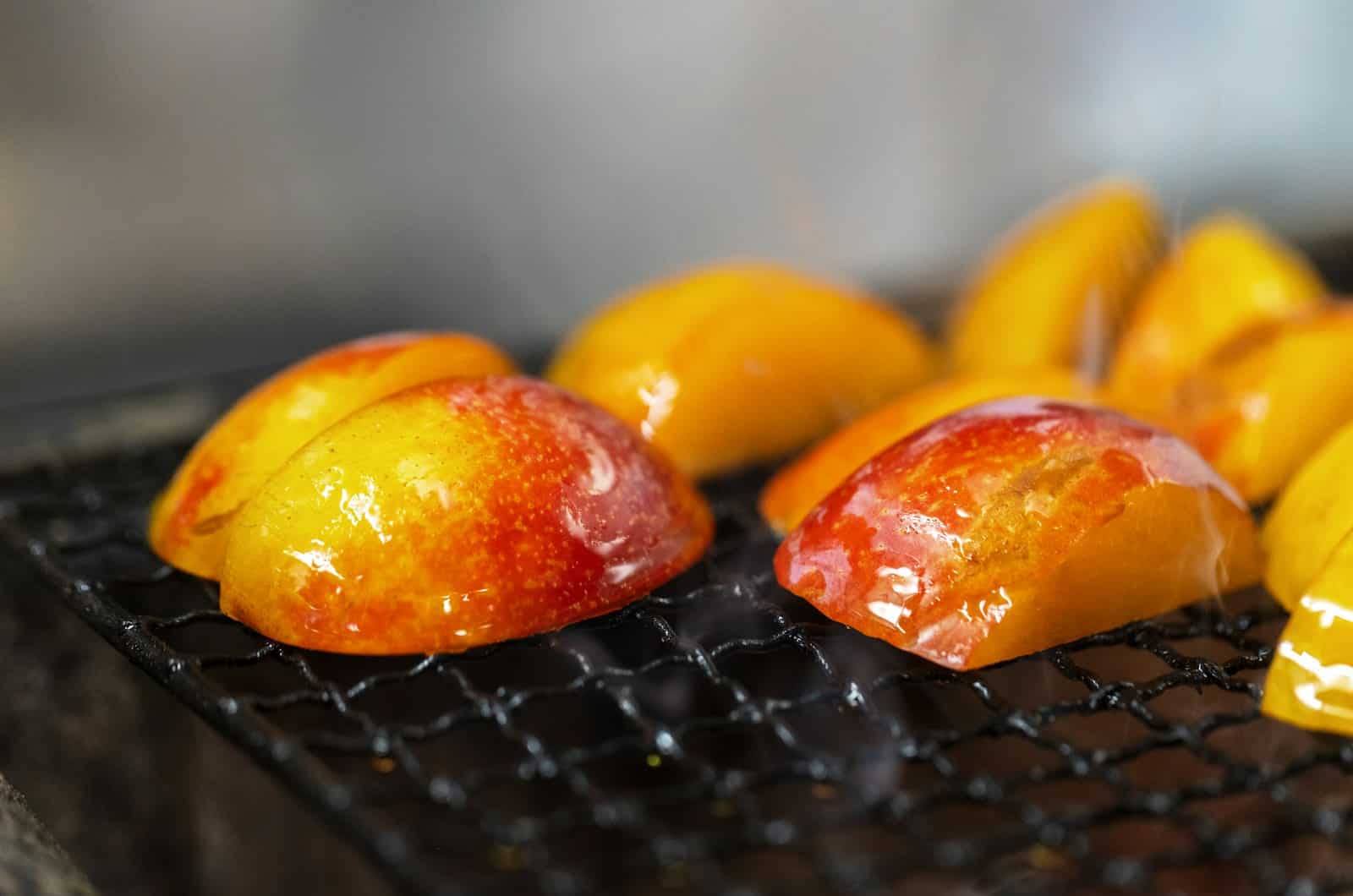 Gegrilde perziken met burrata en basilicum
